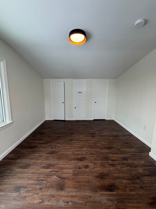 Building Photo - Beautifully Renovated 3/2 in Huge Lot