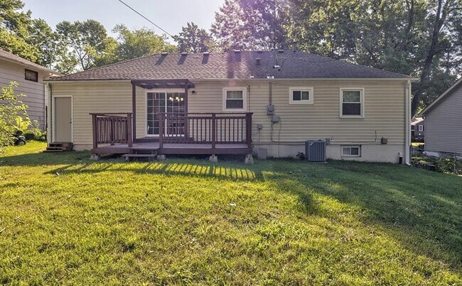 Building Photo - 8608 Maple Ave