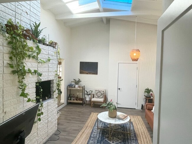 Building Photo - Custom Home in Country Club Estates!