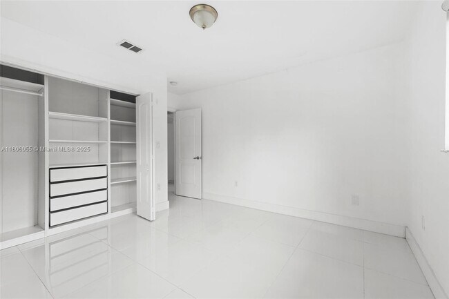 Building Photo - 6432 SW 33rd St