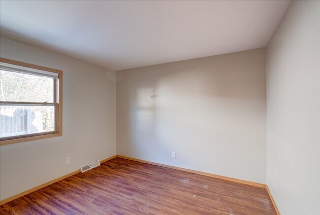 Building Photo - 1309-1311 Prairie Rd