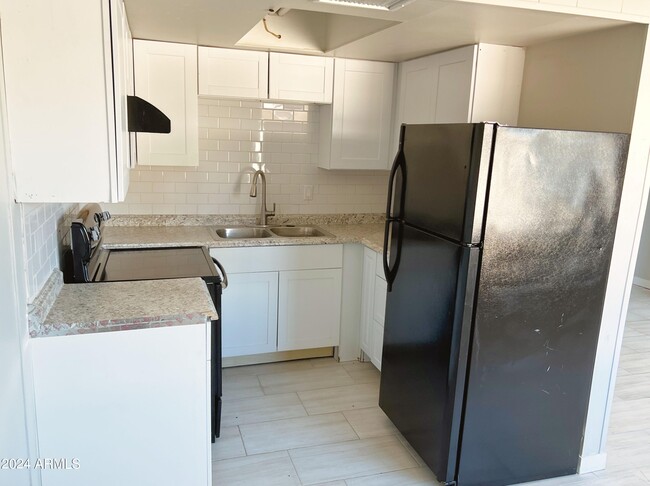 Building Photo - 6413 E Avalon St