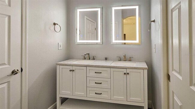 Building Photo - 608 S Matanzas Ave