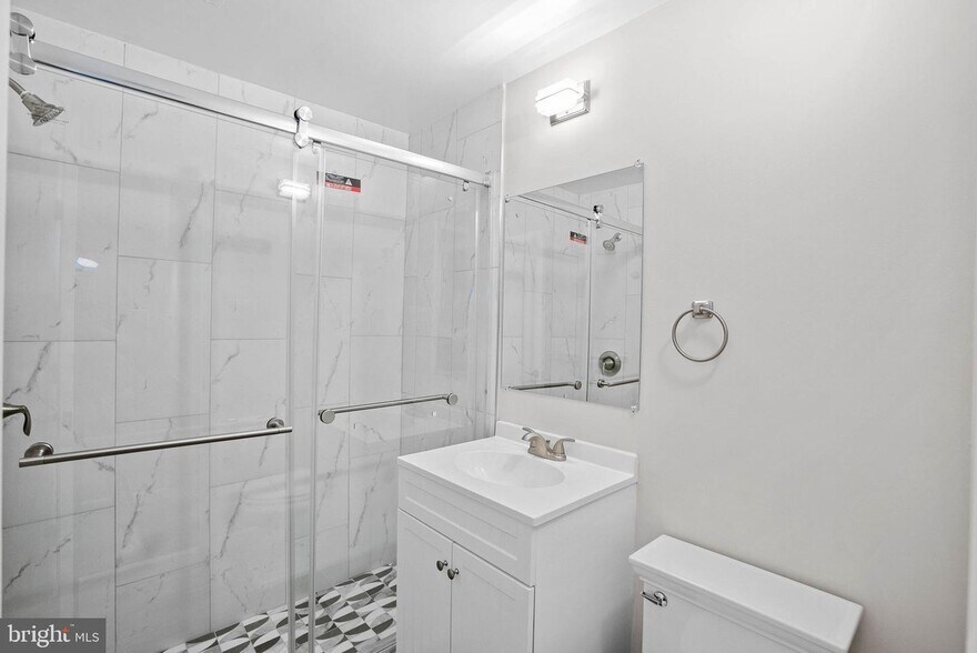 Building Photo - 3915 Lyndhurst Dr