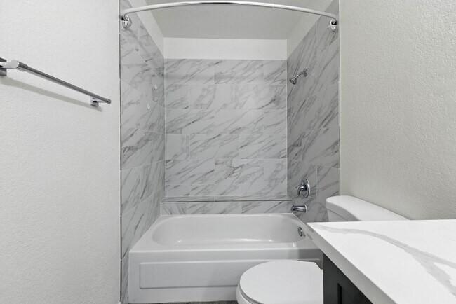 Building Photo - SW!! 2 Bedroom Condo!! 1st Floor!! Newly r...