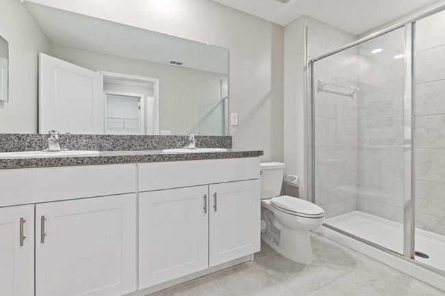 Building Photo - "Charming 3-Bed Sanctuary in Lutz with gre...