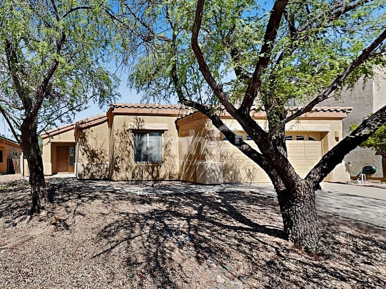 Primary Photo - 6661 E Gehrig Ln
