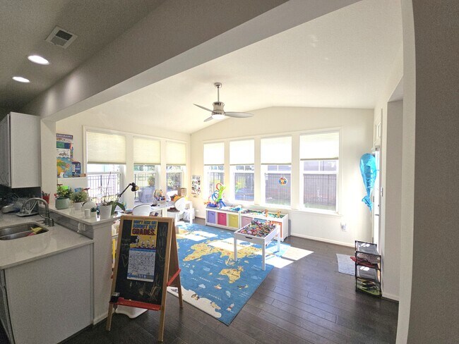 Building Photo - 1129 Flower St