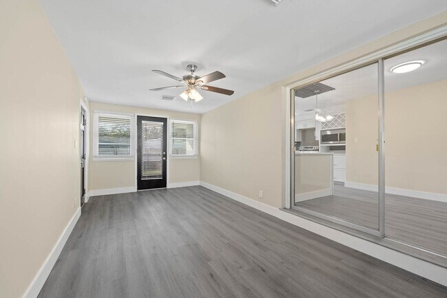 Building Photo - Mid-Century  3 bed/ 2 bath rental home with a huge bonus room