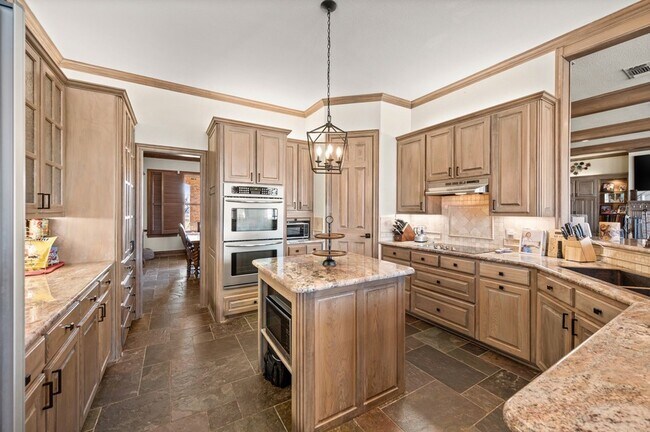 Building Photo - 208 Highpoint Cir