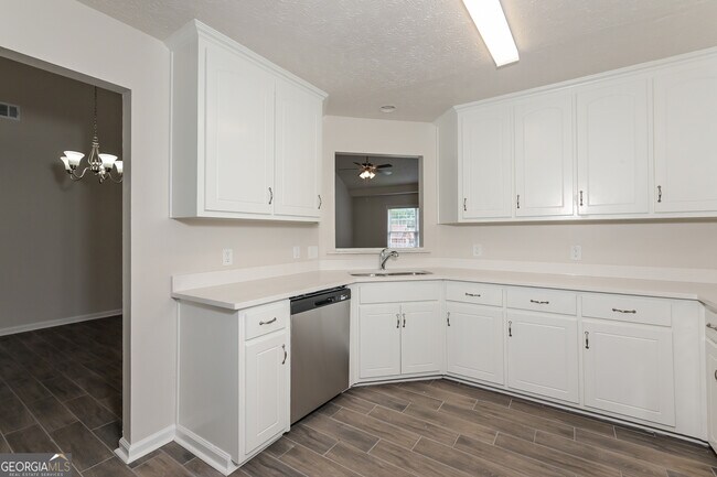 Building Photo - 1599 Queen Elizabeth Dr