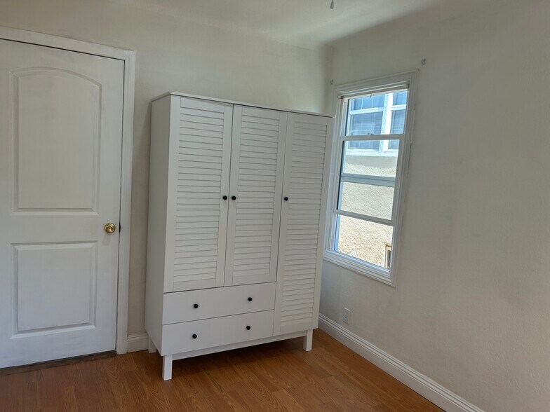 Building Photo - 245 W Elm Ave