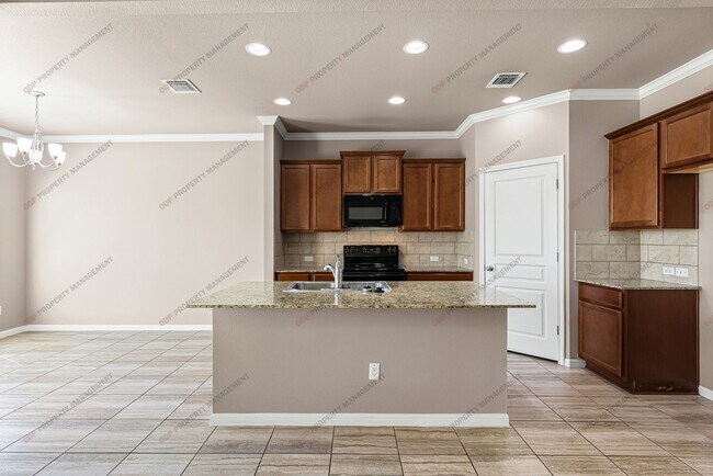 Building Photo - 3 Bedroom- 2 Bathroom in Hills of Westwood