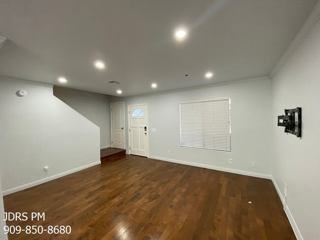 Building Photo - Monrovia 2 Bedroom Townhouse