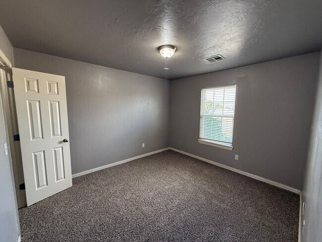 Building Photo - 4 BED! Cozy Home on Large CORNER Lot!