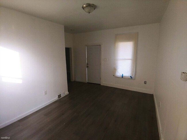 Building Photo - 1 br, 1 bath Triplex - 2033 West 98th Stre...