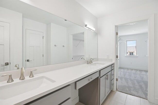 Building Photo - 302 Tesla Cir