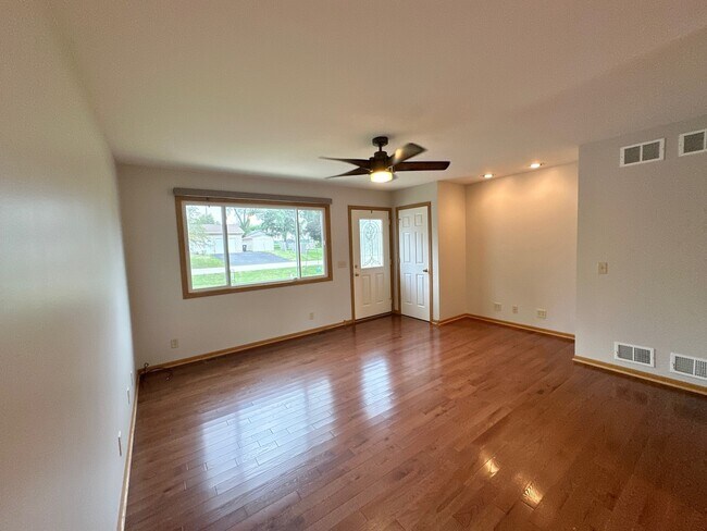 Building Photo - 7103 Hiawatha Dr