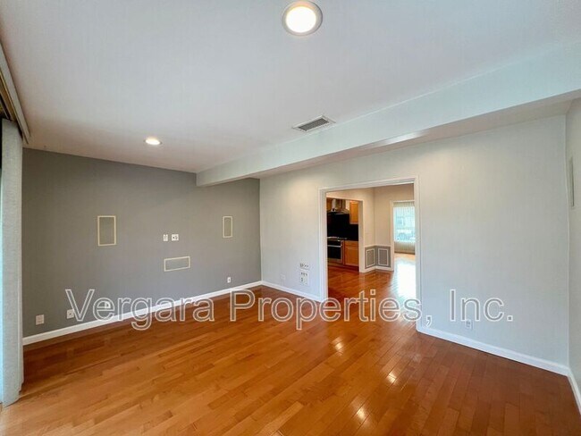 Building Photo - 6531 W 85th St