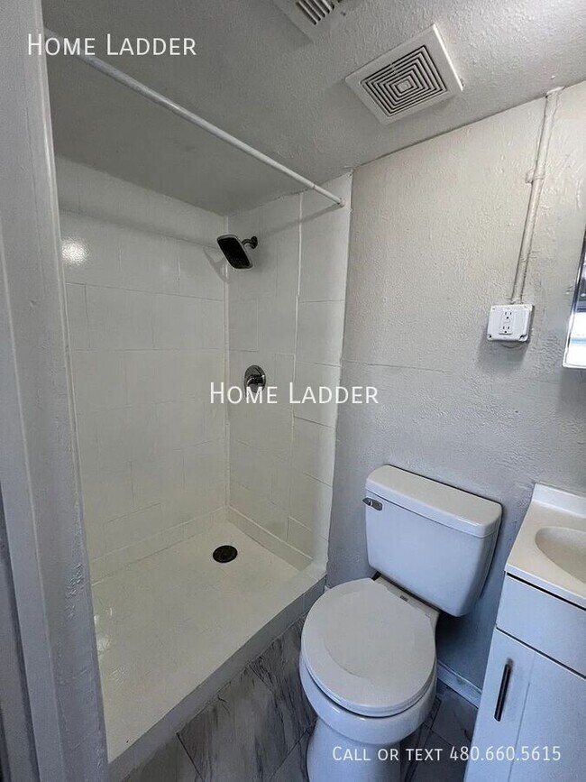 Building Photo - 927 S 35th Ave