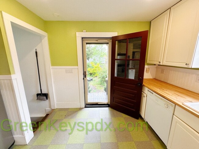 Building Photo - 3-bedroom, 2.5-bathroom Craftsman house in...