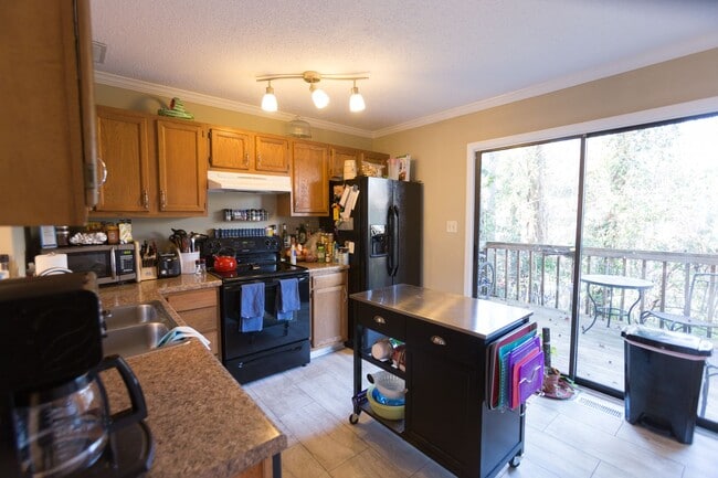 Building Photo - 2 BR Townhouse