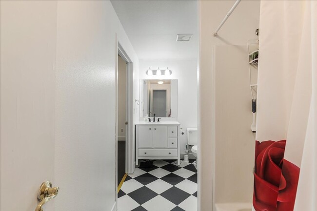 Building Photo - Versatile 4-Bedroom Corner Condo with Main...
