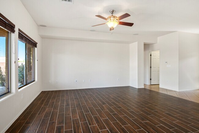 Building Photo - HOUSE FOR RENT