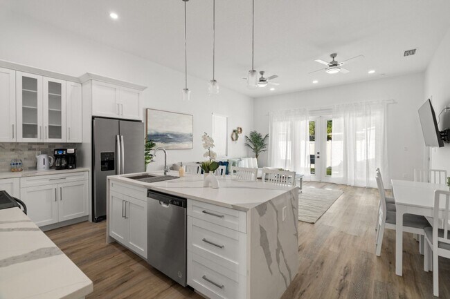 Building Photo - Gorgeous New Constriction House in Tampa - B