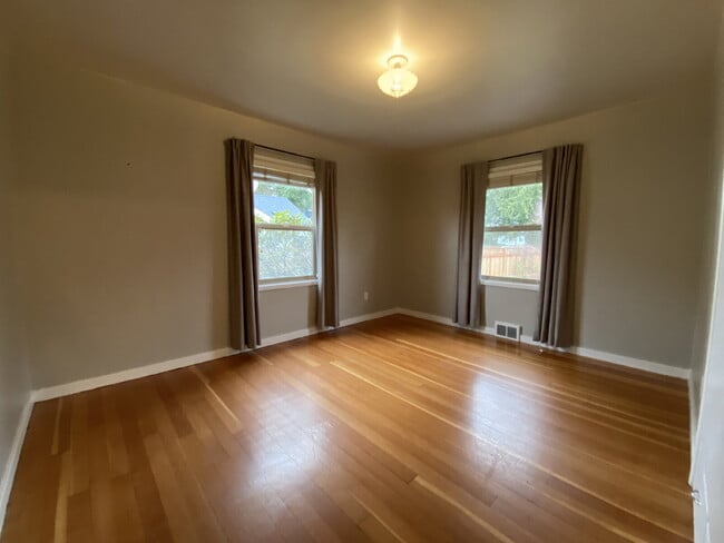 Building Photo - Charming 3-Bed, 2-Bath Gem with Fully Fenced Yard in Lynden