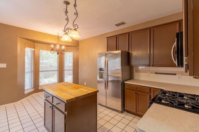 Building Photo - 4 bedroom, 2 bathroom home in South Austin!