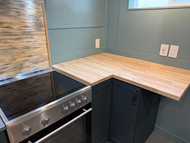 Building Photo - Updated and Stylish Studio Includes Utilities!