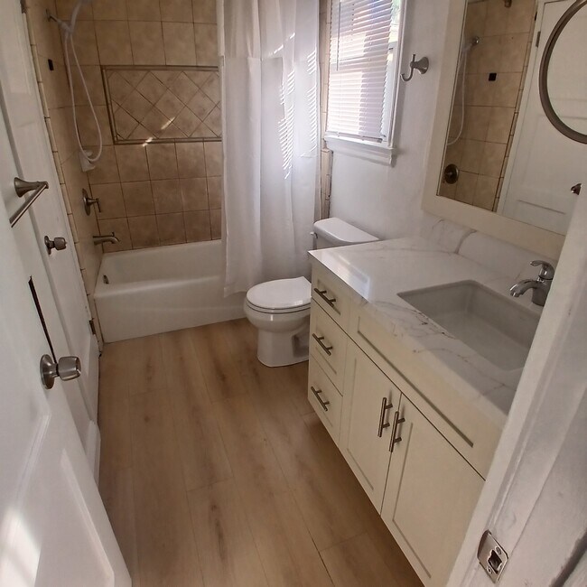 Building Photo - 434 S Del Mar Ave