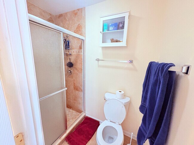 Building Photo - Beautifully updated 3BR/2.5BA townhome in ...