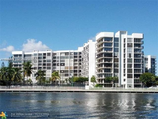 Building Photo - 800 Parkview Dr