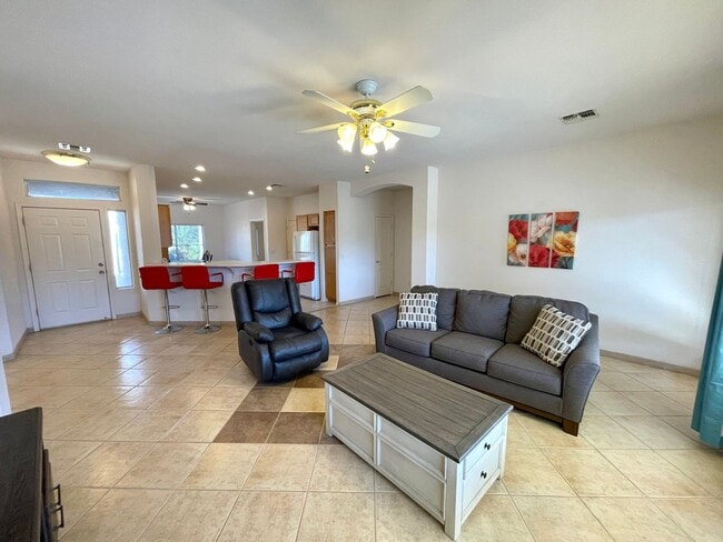 Building Photo - Large 2 Bedroom Home off the Parkway!