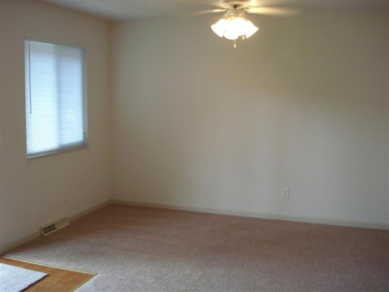 Building Photo - 1955 S Reynolds Rd