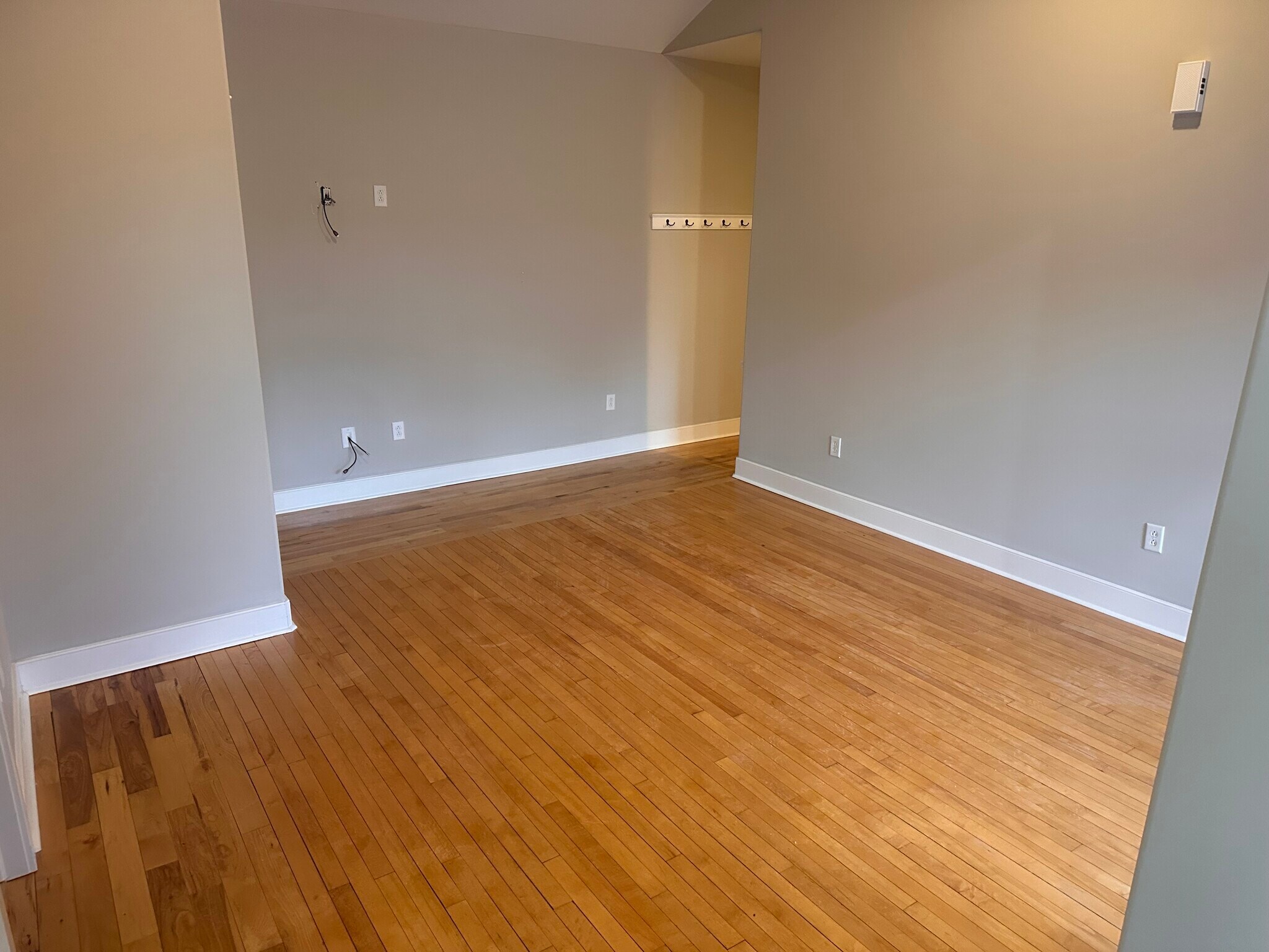 Building Photo - 135 Maple Ave