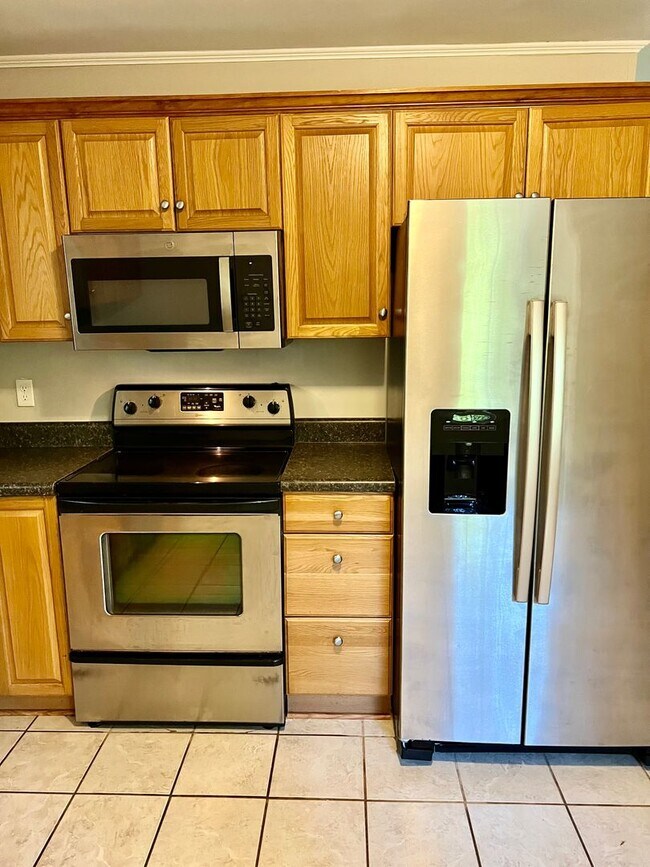 Building Photo - 3 Bedrooms, 2 Bath Home for Rent
