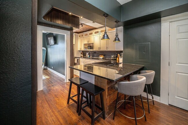 Building Photo - 309 King William St