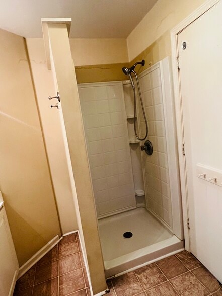 Building Photo - 1040 Roundknob Ave