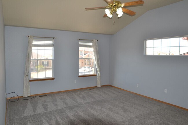 Building Photo - 6 Bed, 3.5 Bath Home Available Now!