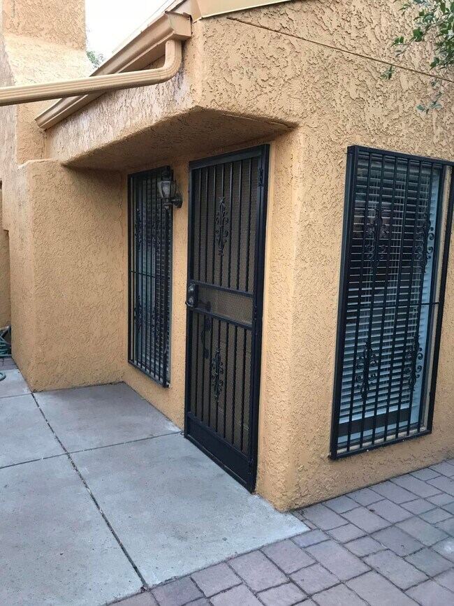 Building Photo - 4020 N Weimer Pl
