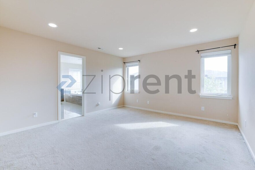 Building Photo - Unit
