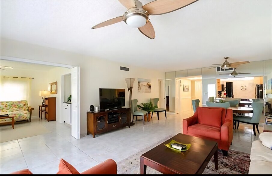 Primary Photo - 7291 W Country Club Dr N