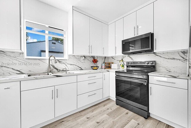 Building Photo - 876 NE 81st St