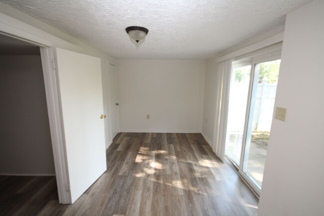 Building Photo - Freshly renovated 3 bedroom with bonus roo...