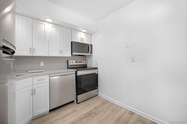 Building Photo - 141 Great Neck Rd