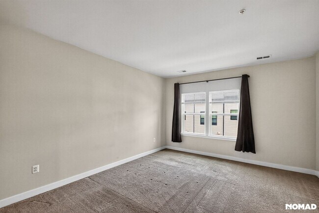 Building Photo - Spacious 4BR 3BA Townhome