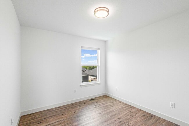 Building Photo - 3400 Naples Dr